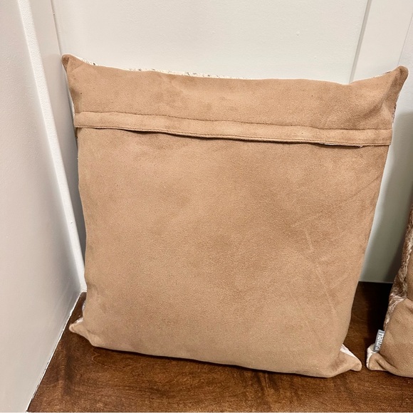 Set of 2 Cowhide Pillows 17 x 17 Inches Brown Beige Tan White EUC! Home Decor - Picture 11 of 13